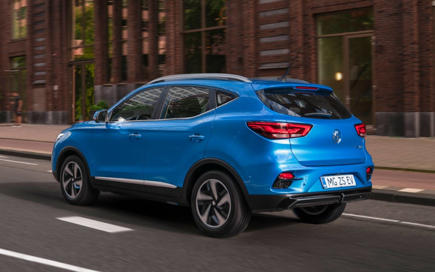 Comparison MG HS Exclusive Plugin Hybrid 2021 vs MG ZS EV 2022